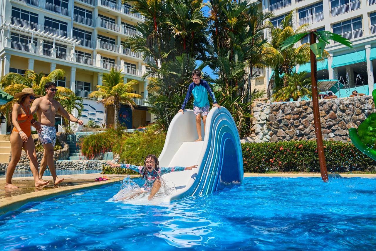 Gran Evenia Bijao Hotel Santa Clara  Bagian luar foto A water slide at the pool
