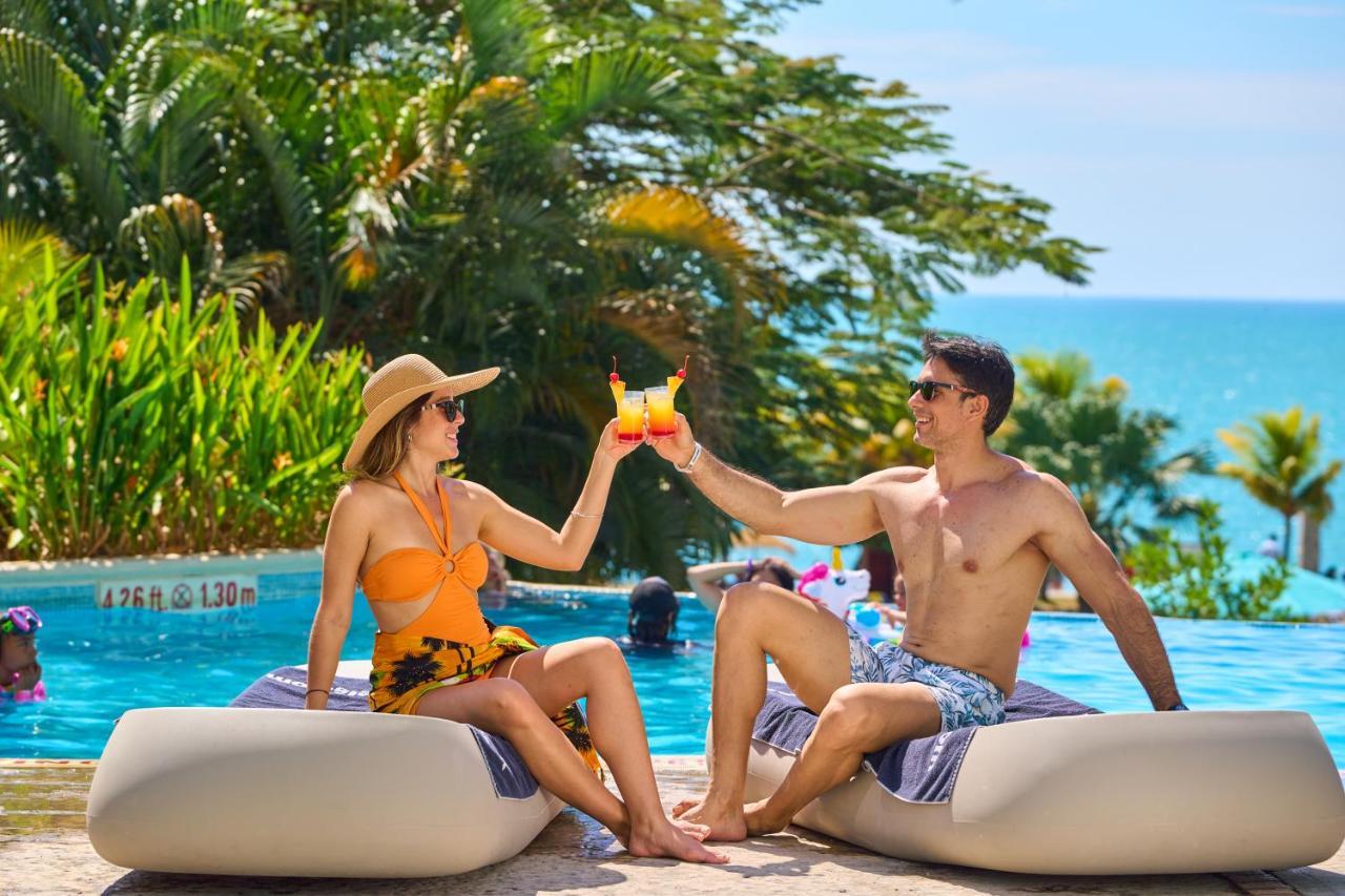 Gran Evenia Bijao Hotel Santa Clara  Bagian luar foto A couple at a resort in Cancun, Mexico