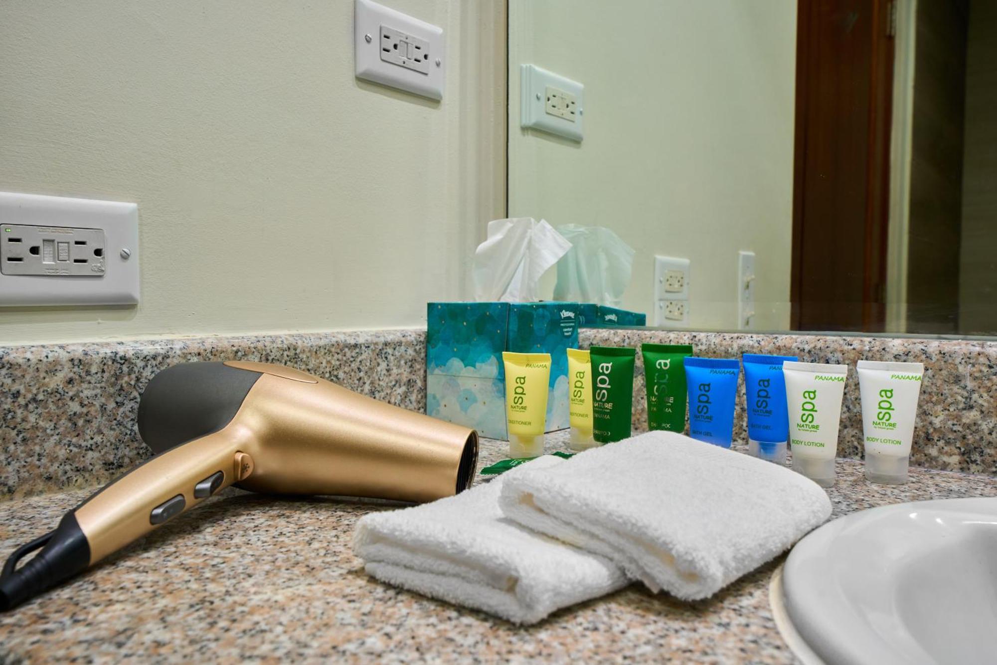 Gran Evenia Bijao Hotel Santa Clara  Bagian luar foto A hair dryer and toiletries in a hotel bathroom
