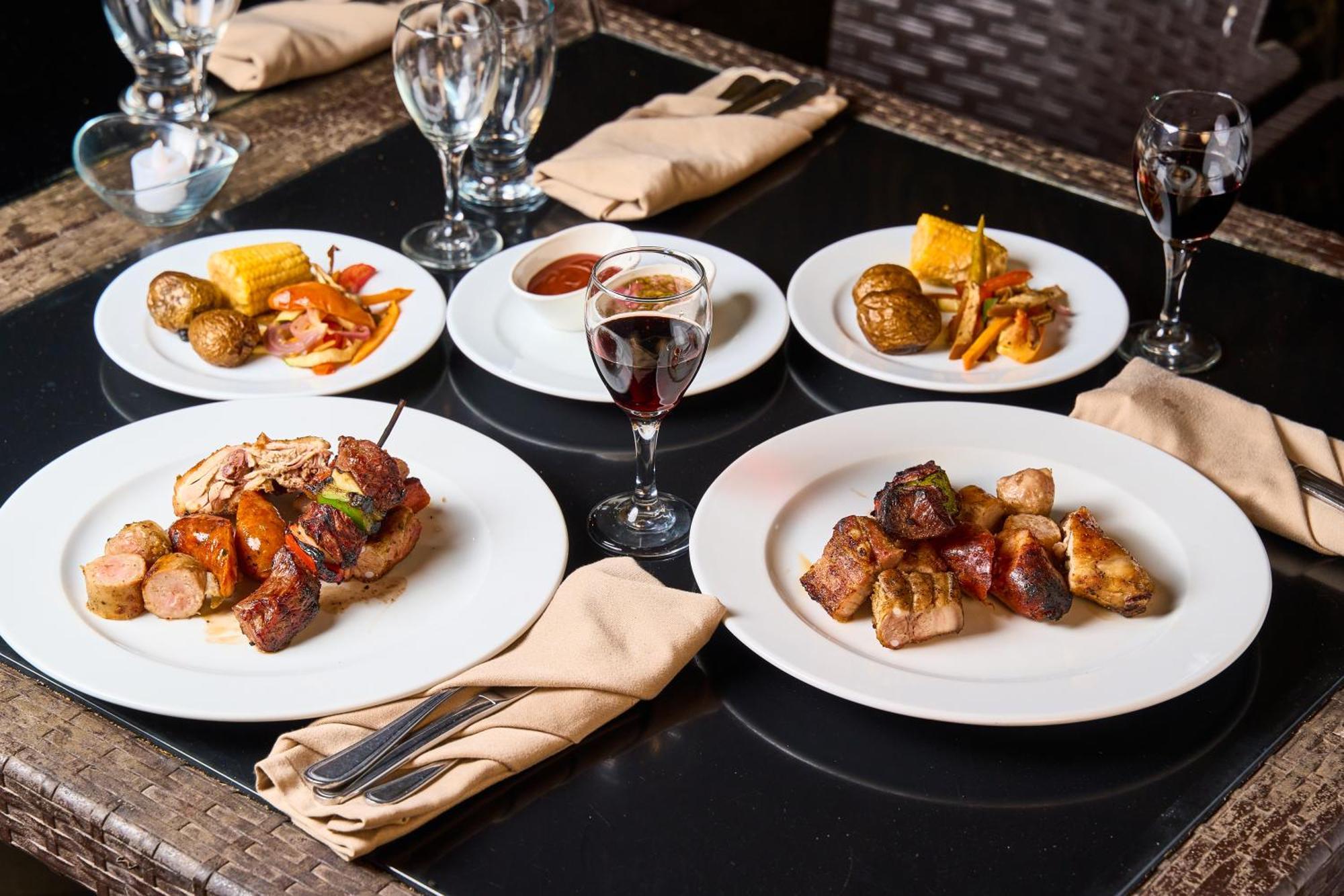 Gran Evenia Bijao Hotel Santa Clara  Bagian luar foto A selection of dishes at the restaurant