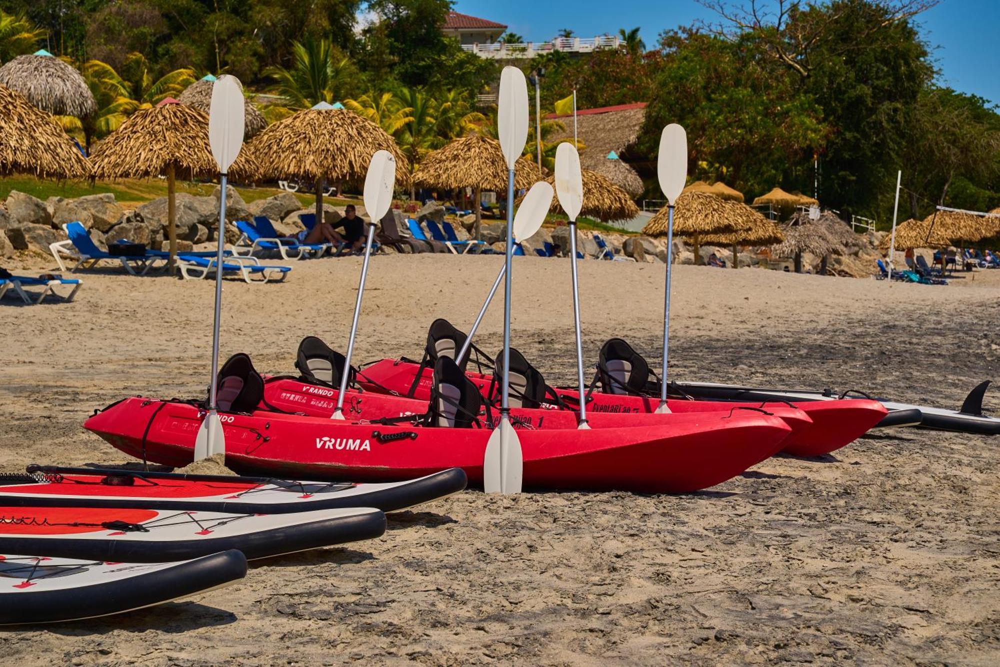 Gran Evenia Bijao Hotel Santa Clara  Bagian luar foto Kayaks on the beach