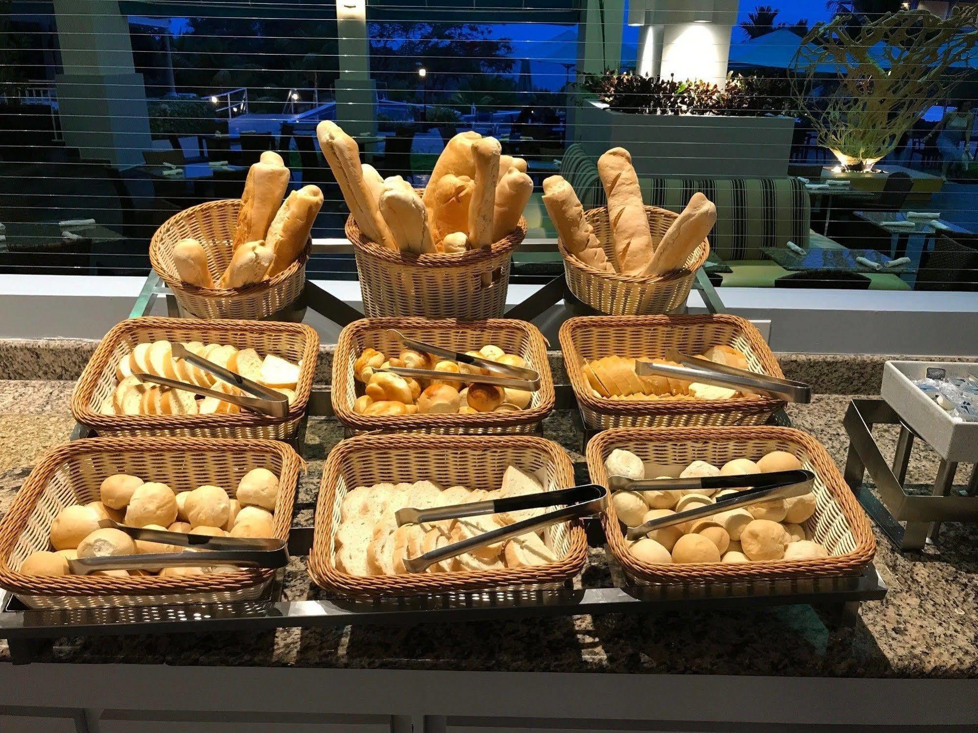 Gran Evenia Bijao Hotel Santa Clara  Bagian luar foto Bread at a buffet